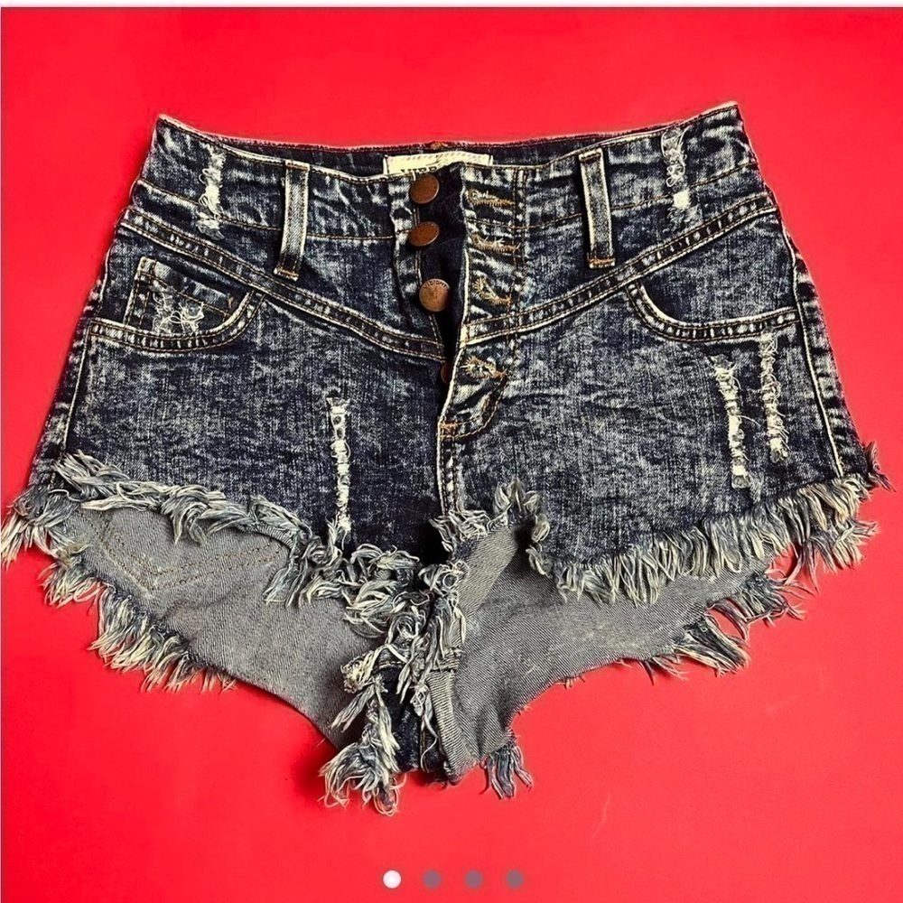 Almost acid wash style Jean shorts 🤍💙